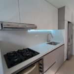 Cocina integral combinada mueble alto en poliuretano blanco brillante y mueble bajo en madecor rh color cinza. Ubicada en Sabaneta 1