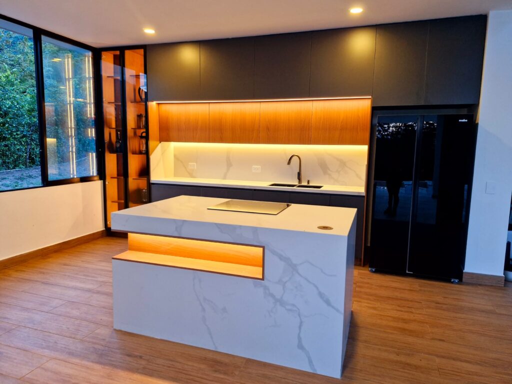 Cocinas modernas diseñadas y fabricadas en Medellín, con acabados de alta calidad y diseño personalizado.