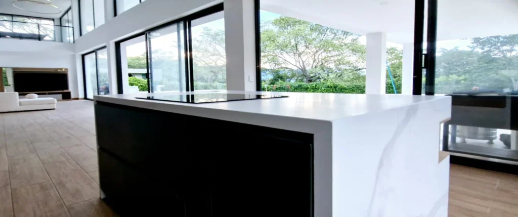 Cocina integral Madecor RH en Medellín con mesón de piedra sinterizada, ubicada en El Poblado.