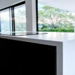 Cocina integral Madecor RH en Medellín con mesón de piedra sinterizada, ubicada en El Poblado.