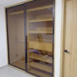 Clóset en Madecor RH con fachada en vidrio, diseño cálido y elegante en Medellín