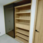 Clóset en Madecor RH con fachada en vidrio, diseño cálido y elegante en Medellín