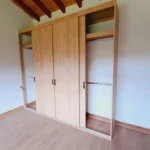 Clóset en Madecor RH instalado en vivienda campestre en Santa Elena, Medellín