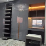 Clóset en MDF RH pintado en poliuretano automotriz, diseño elegante y vanguardista en Medellín