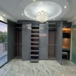Clóset en MDF RH pintado en poliuretano automotriz, diseño elegante y vanguardista en Medellín