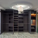 Clóset en MDF RH pintado en poliuretano automotriz, diseño elegante y vanguardista en Medellín