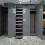 Clóset en MDF RH pintado en poliuretano automotriz, diseño elegante y vanguardista en Medellín