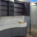 Baño moderno con mueble en poliuretano blanco y mesón en Quarestone en Medellín
