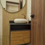 Mueble de baño con diseño orgánico y estilo moderno en madera clara – Medellín y Rionegro