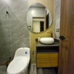 Mueble de baño con diseño orgánico y estilo moderno en madera clara – Medellín y Rionegro