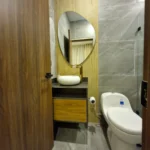 Mueble de baño con diseño orgánico y estilo moderno en madera clara – Medellín y Rionegro