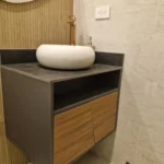 Mueble de baño con diseño orgánico y estilo moderno en madera clara – Medellín y Rionegro