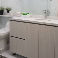 01 Baño moderno. Con una súper distribución donde de aprovecha cada rincón.