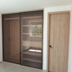 Clóset en Madecor RH con fachada en vidrio, diseño cálido y elegante realizado en Medellín y Santa Fe de Antioquia.