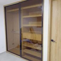 Clóset en Madecor RH con fachada en vidrio, diseño cálido y elegante realizado en Medellín y Santa Fe de Antioquia.