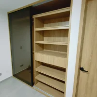 Clóset en Madecor RH con fachada en vidrio, diseño cálido y elegante realizado en Medellín y Santa Fe de Antioquia.