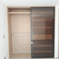 Clóset en Madecor RH con fachada en vidrio, diseño cálido y elegante realizado en Medellín y Santa Fe de Antioquia.